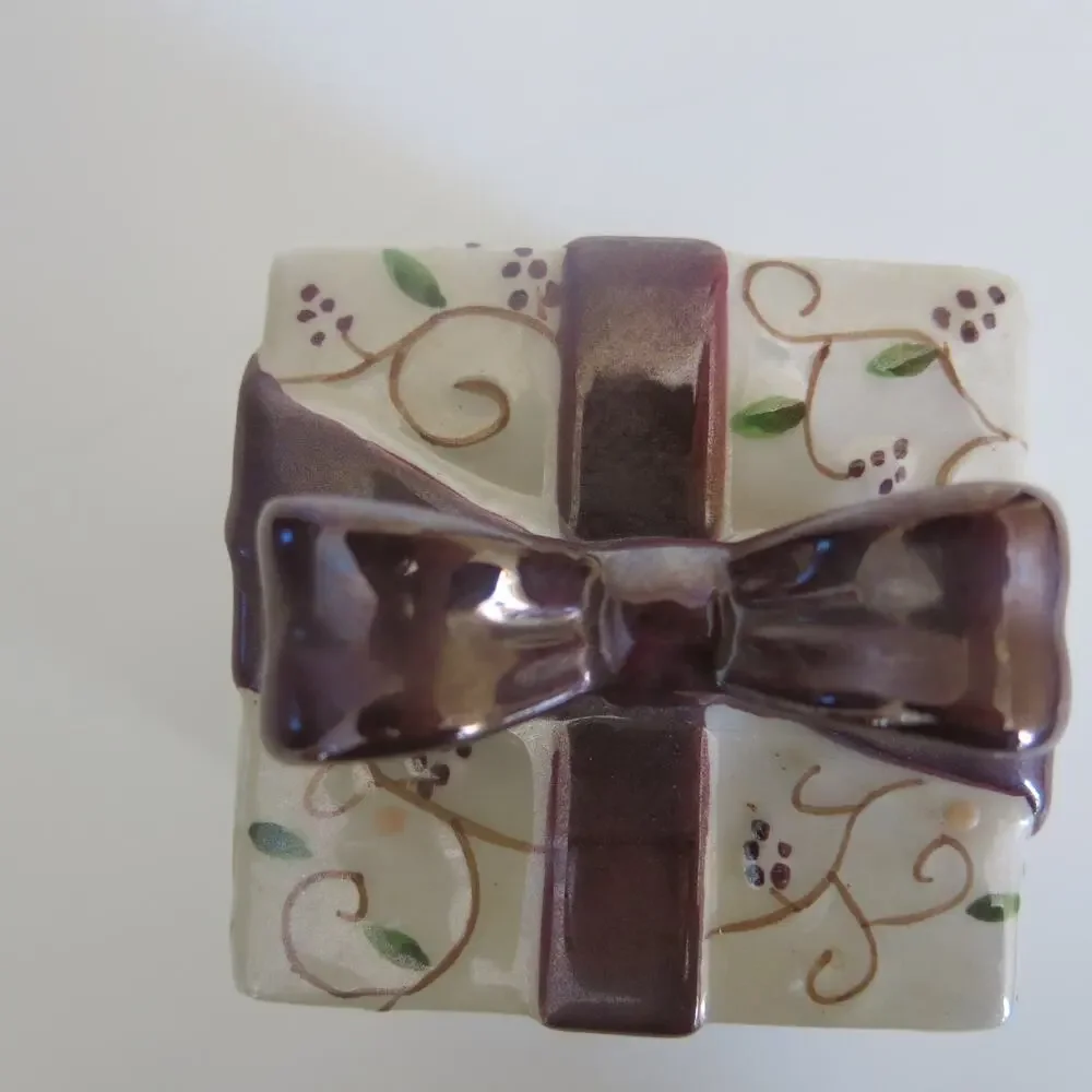 YANKEE CANDLE Tea Light Ceramic Candle Holder Bow Holly Berries Home Winter Cozy